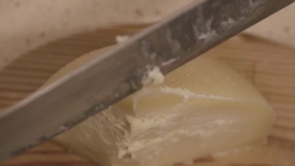 Сир галісійської тетілли розрізають руками жінок на кухні.. — стокове відео