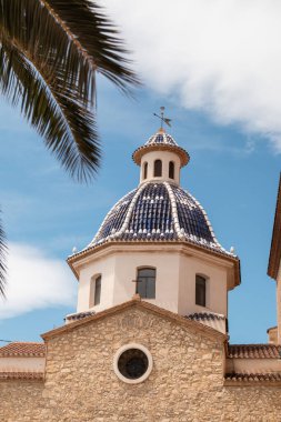 Nuestra Kilisesi manzaralı Senyora del Consuelo çay içinde yer almaktadır.