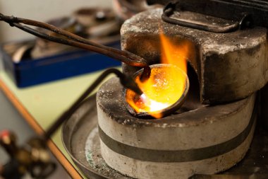 Alev makinesi kuyumcu fırınında gümüşü eritiyor