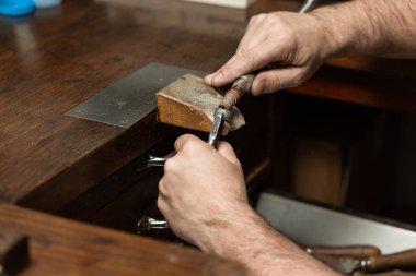 Kuyumcu tezgahında gümüş bir yüzük.