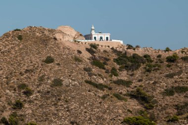Sierra Helada 'daki El Albir Deniz Feneri manzarası, Benidorm' un yanında, Alicante 'de.