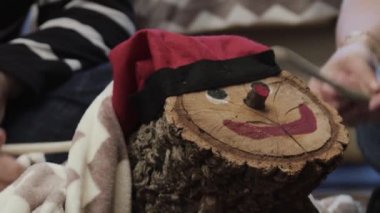 Cagatio 'lu aile videosu, tipik Katalan Noel kutlaması..