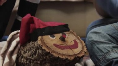 Cagatio 'lu aile videosu, tipik Katalan Noel kutlaması..