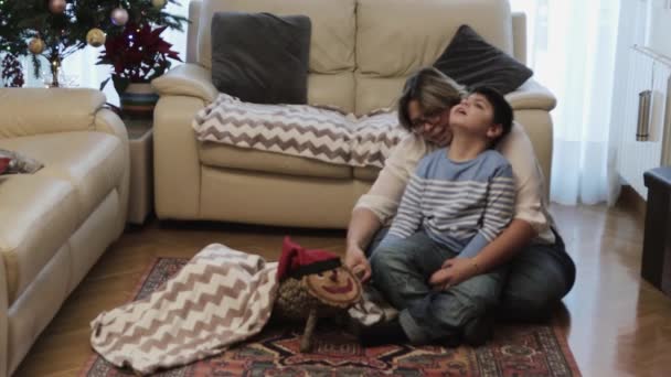 Vídeo de família com a cagatio, celebração típica do Natal catalão. — Vídeo de Stock