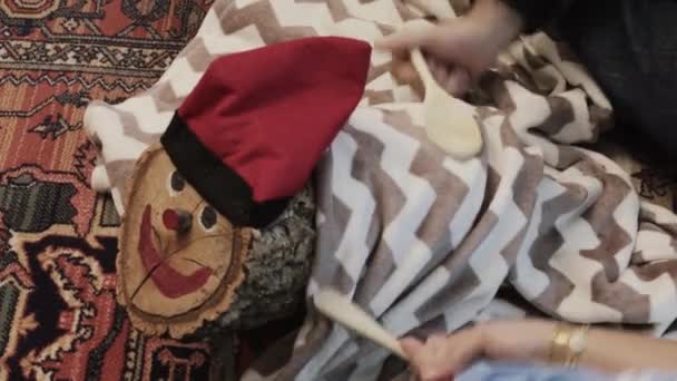 카달 리안의 전형적 인 크리스마스 축하 행사인 카가 티오와 함께 찍은 가족 비디오. — 비디오