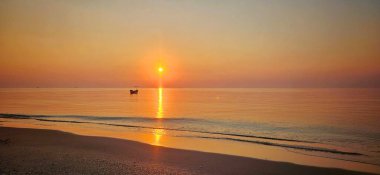 Romantik atmosfer okyanusunda yerel balıkçı teknesiyle Huzurlu Sabah Şafağı.