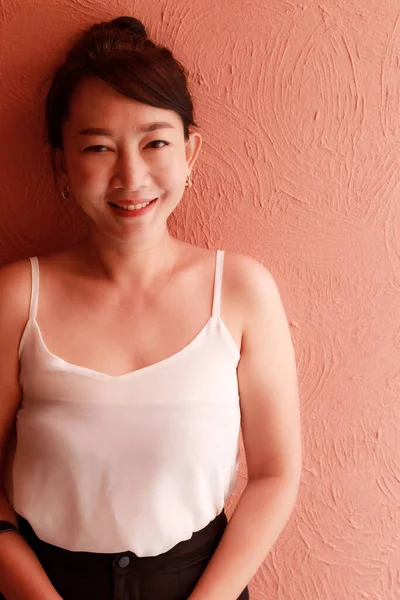 Jährige Asiatische Arbeiterin Mit Langen Schwarzen Und Gebundenen Haaren Glücklich — Stockfoto