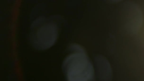 在黑色背景上散射光 用透镜耀斑照射太阳光 — 图库视频影像