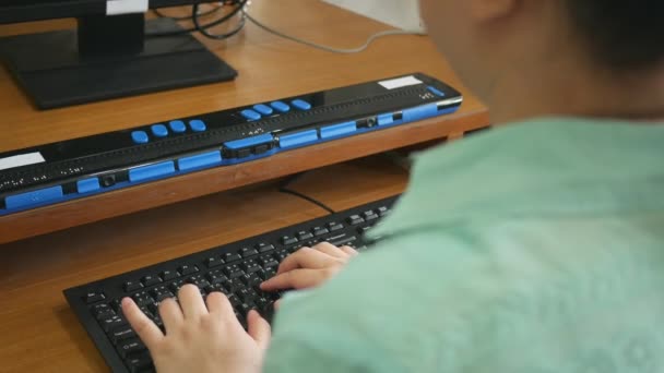 Zadní Pohled Nevidomou Ženu Pomocí Počítačové Klávesnice Braille Displeje Nebo — Stock video