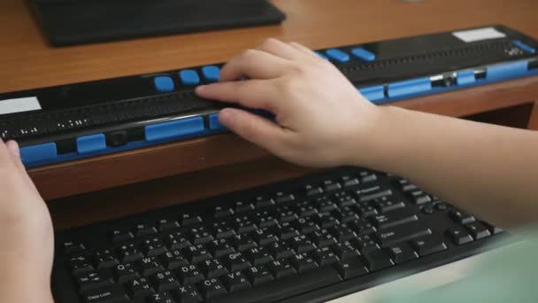 Primo Piano Mani Donna Non Vedenti Utilizzando Tastiera Del Computer — Video Stock