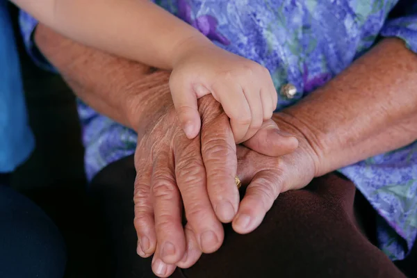 Крупный План Маленькой Руки Ребенка Держащей Руке Бабушку Пожилого Человека — стоковое фото
