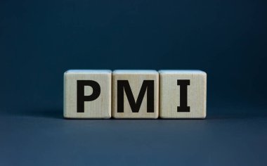 'PMI' kavramını kullan - satın alma müdürü indeksi, güzel gri bir arkaplanda küplerin üzerinde. İş konsepti. Boşluğu kopyala.