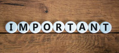 Tahta masadaki beyaz dairelerde 