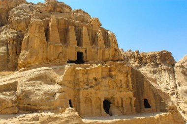 Kayıp dünyadaki mağaralar Petra, Ürdün.