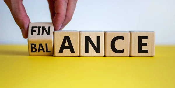 Símbolo Para Encontrar Equilibrio Adecuado Sus Finanzas Mano Gira Cubo — Foto de Stock