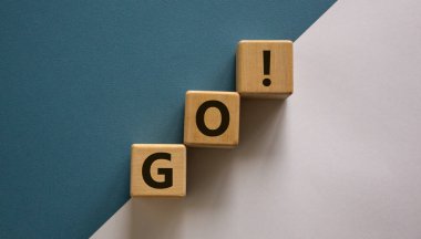 Motivasyonun kavramsal görüntüsü. Tahta küplerde 