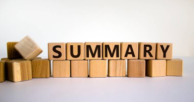 Tahta küplerin güzel beyaz arkaplandaki özeti. İş konsepti, kopyalama alanı.