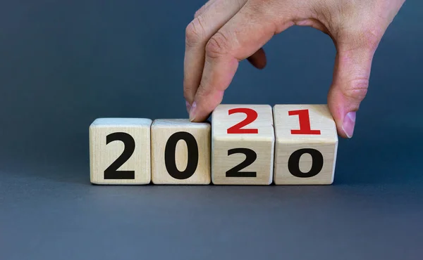 Mão Vira Cubos Muda Ano 2020 Para 2021 Fundo Cinzento — Fotografia de Stock