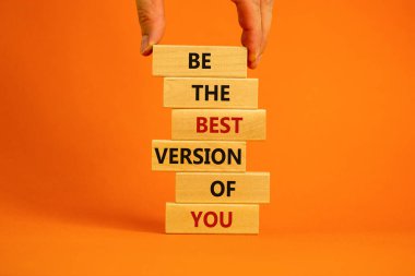 Başarı temeli konsepti. Erkekler ahşap kütüklerin üzerine ahşap bloklar koyarlar. 