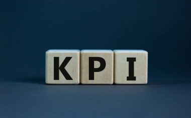 'KPI - güzel gri arkaplandaki küplerin anahtar performans göstergesi. İş konsepti. Boşluğu kopyala.