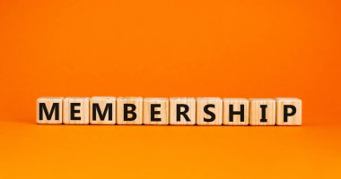 Zar, 'üyelik' kelimesini oluşturur. Güzel turuncu arka plan. İş konsepti, kopyalama alanı.