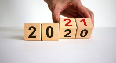 El küpleri değiştirip '2020' yi '2021' e çevirir. Güzel beyaz arka plan. Uzayı kopyala Kavram.