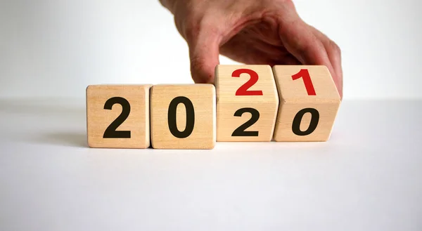 Ręka Zamienia Kostki Zmienia Rok 2020 Rok 2021 Piękne Białe — Zdjęcie stockowe