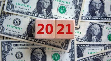 '2021 numara ahşap küpleri' dolar banknotlarından güzel bir arka plan, fotokopi alanı. İş ve yeni yıl kavramı.