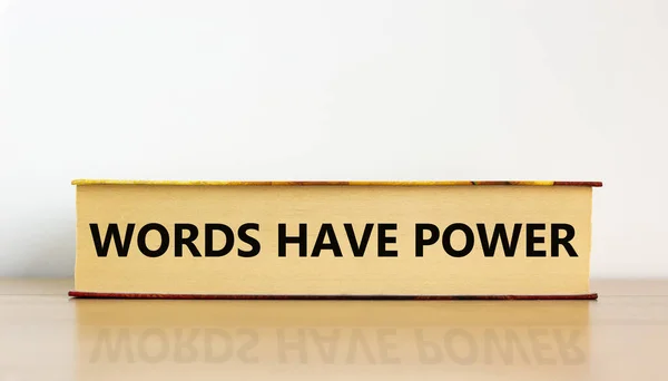 Βιβλίο Κείμενο Λέξεις Έχουν Δύναμη Όμορφο Ξύλινο Τραπέζι Λευκό Φόντο — Φωτογραφία Αρχείου