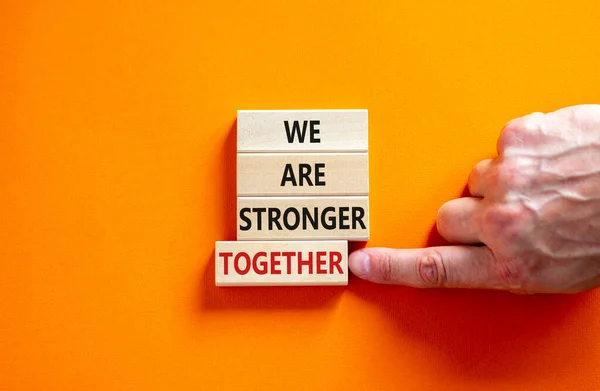 Blokkok Szavakkal Együtt Erősebbek Vagyunk Gyönyörű Narancssárga Háttér Férfi Kéz — Stock Fotó