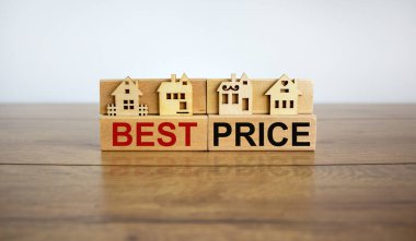 Ahşap bir evin modelleri. Tahta bloklar için 'en iyi fiyat'. Uzayı kopyala İş konsepti. Güzel ahşap masa, beyaz arkaplan.