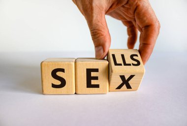 El küpü çevirir ve 'satar' kelimesini 'seks' olarak değiştirir. Güzel beyaz arka plan. Kavram. Boşluğu kopyala.