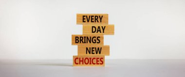 Tahta bloklar 'her gün yeni seçenekler getirir' sözleriyle. Güzel beyaz arka plan. Uzayı kopyala İş konsepti.