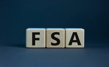 Gri arka plandaki küplere 'FSA - esnek harcama hesabı' kavramı. İş konsepti. Boşluğu kopyala.