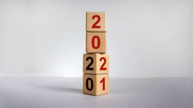 Küplere dönüştü ve '2020' yılını '2021' e çevirdi. Güzel beyaz arka plan. Uzayı kopyala İş ve yeni yıl kavramı.