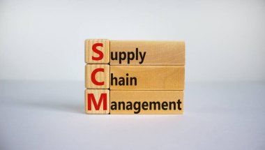 Kavramsal kelimeler 'SCM, tedarik zinciri yönetimi' küpleri ve güzel beyaz arka planda bloklar. İş konsepti. Boşluğu kopyala.