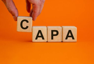 Güzel bir turuncu arka planda tahta küplerde 