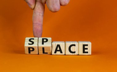 Boşluğu olan bir yer. El küpleri döndürür ve 