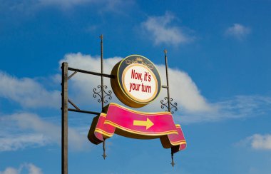 Metal direğin üzerinde 