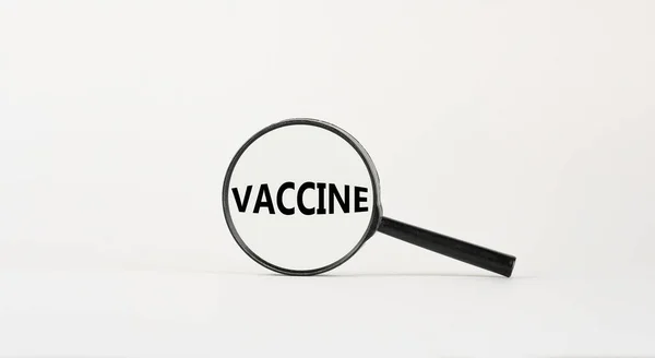 Güzel Beyaz Arka Planda Aşı Yazılı Büyüteç Tıbbi Covid Salgın — Stok fotoğraf