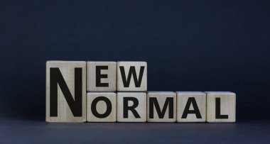 Güzel, koyu, ahşap bir arka plandaki küplerde 