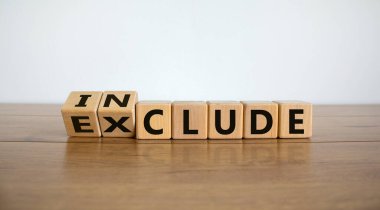 Daha iyi bir katılımın sembolü. Tersine çevrilmiş küp ve sözcüğü dahil etmemek üzere değiştirilmiş. Güzel ahşap masa, beyaz arka plan. Boşluğu kopyala.