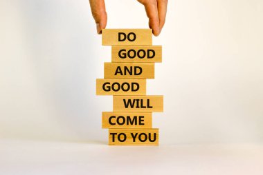 Karma motivasyon kelimeleri kavramı. Tahta blokların üzerindeki tahta bloklar. Kelimeler 'iyilik yap ve iyilik yap' sana gelecek. Güzel beyaz arkaplan, kopyalama alanı.
