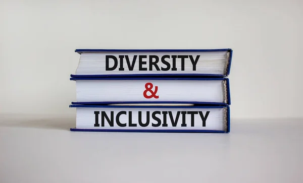 Βιβλία Τις Λέξεις Ποικιλομορφία Και Inclusivity Όμορφο Λευκό Φόντο Έννοια — Φωτογραφία Αρχείου