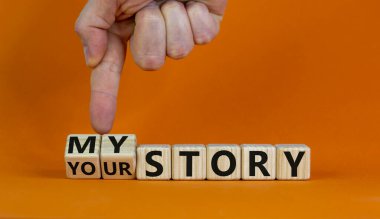 Benim ya da senin hikayen. Erkek eli ahşap küpleri çevirir ve 