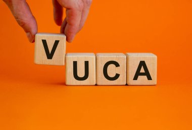 VUCA sembolü. Tahta küplerde 