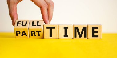 Tam ya da yarım gün. El küpleri dönüştürüyor ve 'tam zamanlı' kelimesini 'yarı zamanlı' ya da tam zamanlı olarak değiştiriyor. Güzel sarı masa, beyaz arka plan. İş ve tam zamanlı konsept. Boşluğu kopyala.