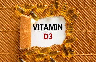 D3 vitamini sembolü. 'D3 vitamini' kelimesi yırtık kahverengi kağıdın arkasında beliriyor. Sarı haplar. Tıbbi ve vitamin D3 konsepti. Güzel arka plan. Boşluğu kopyala.