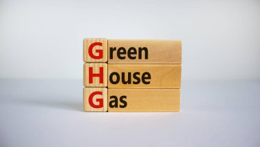 Sera gazı sembolü. Küplerde 'GHG, sera gazı' ve güzel beyaz arka planda 'bloklar' kavramları. İş ve GHG konsepti. Boşluğu kopyala.