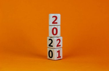 2021 yeni yıl sembolü. Küpü çevirdim ve 2020 yılını 2021 'e çevirdim. Güzel turuncu arka plan. Uzayı kopyala İş ve 2021 Yeni Yıl Konsepti.